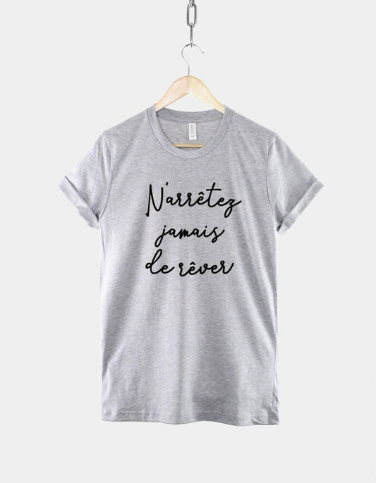 French Slogan T-Shirt: "Never Stop Dreaming" Motivational Quote, Cotton Unisex Tee