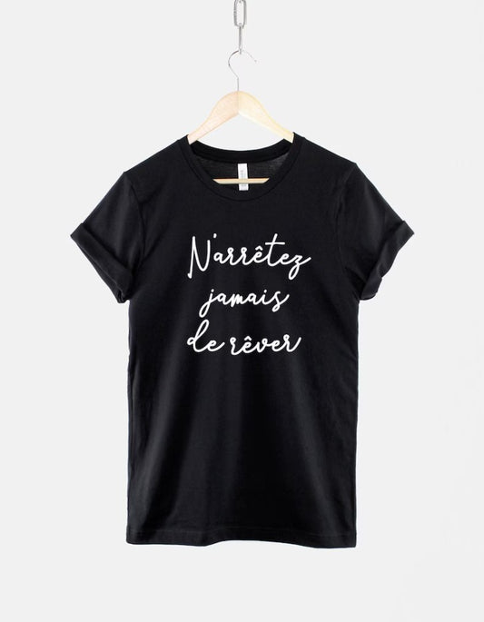 French Slogan T-Shirt: "Never Stop Dreaming" Motivational Quote, Cotton Unisex Tee